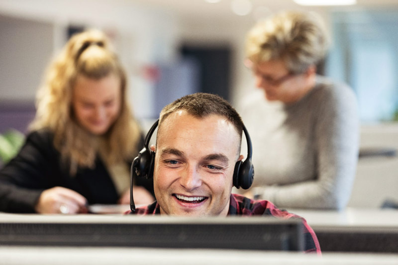 Vores kundeservice sidder fortsat klar på telefonen til at hjælpe dig